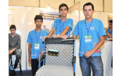 Estudantes apresentam invenes em feira de cincias na USP (28 03)