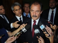 Governo defende 100% dos royalties do petrleo para educao