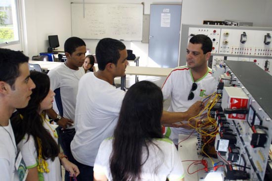Institutos federais - Contratao de profissionais garante expanso das escolas (28 04)