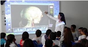 Lousas e mesas digitais facilitam aprendizado de aluno com deficincia;