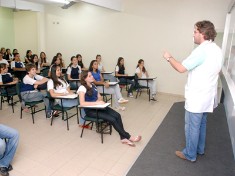Rede pblica est 3 anos atrs da particular